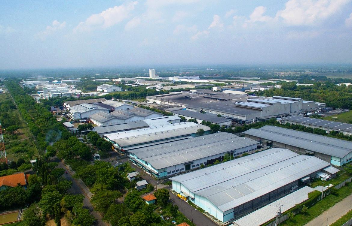 Pesatnya  Pertumbuhan  Sektor Industri  di WM Surabaya:  Peran Strategis  Infrastruktur PU  dalam Mendukung  Keselarasan  Pertumbuhan  Ekonomi dan  Keberlanjutan  Lingkungan