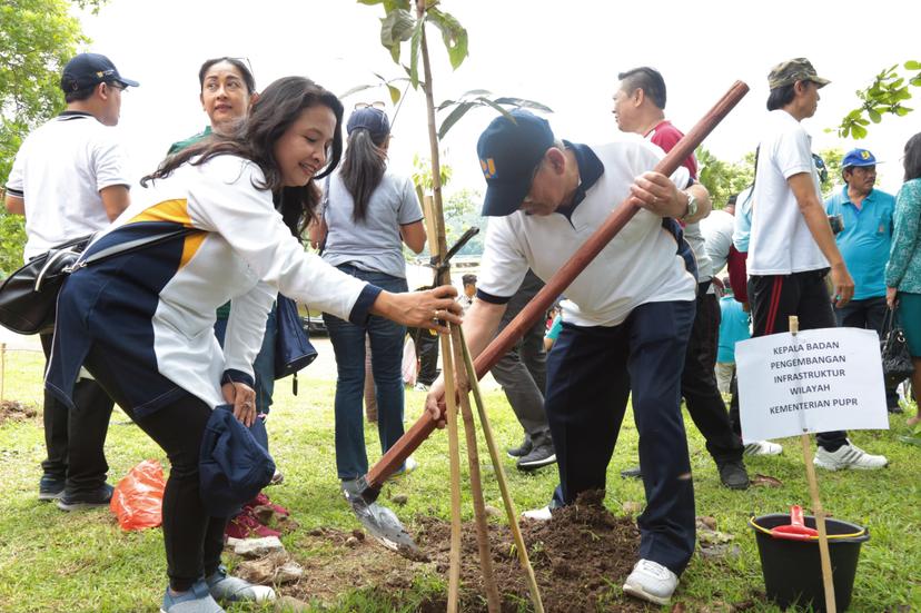 Peringati Hari Bhakti PU ke-72, Kepala BPIW Tanam Pohon di Bendungan Palasari 