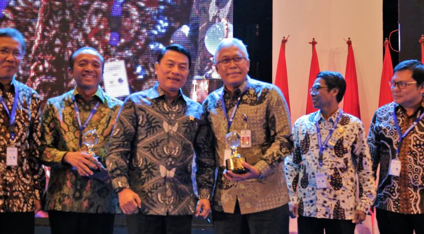 Kembangkan Kebijakan Satu Peta, Kementerian PUPR Menerima Medali Emas Simpul Jaringan Geospasial dari Badan Informasi Geospasial 