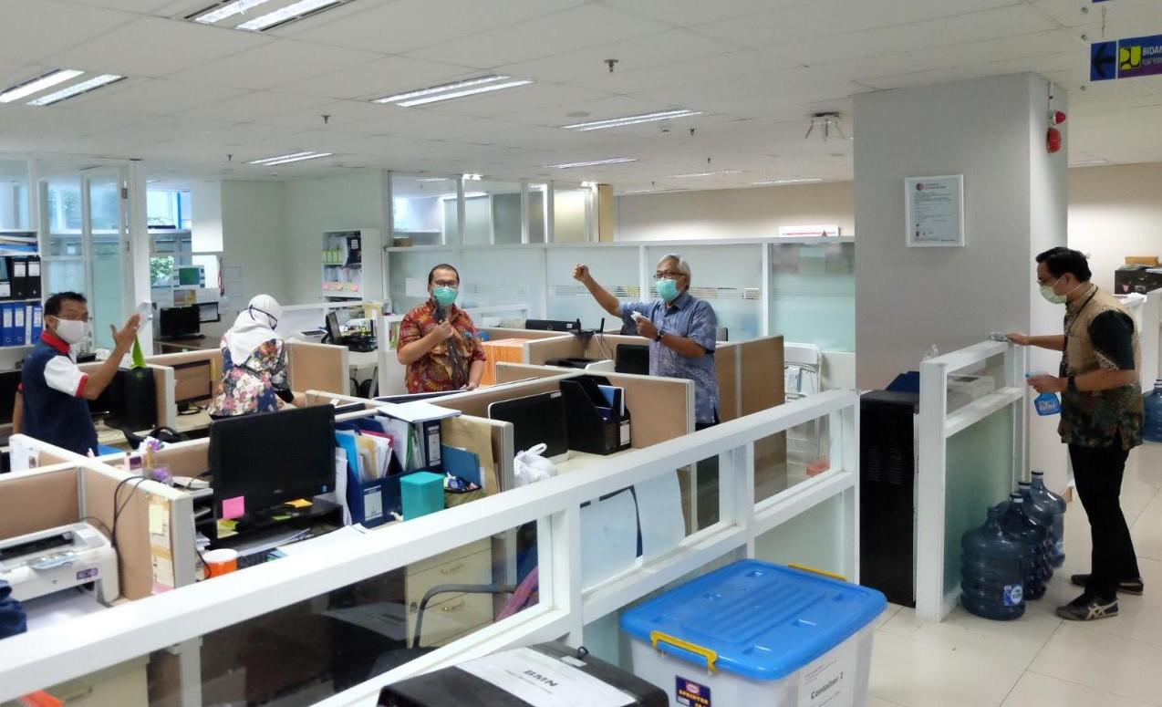 Jelang New Normal, Pegawai BPIW Kerja Bakti di Lingkungan Kerja