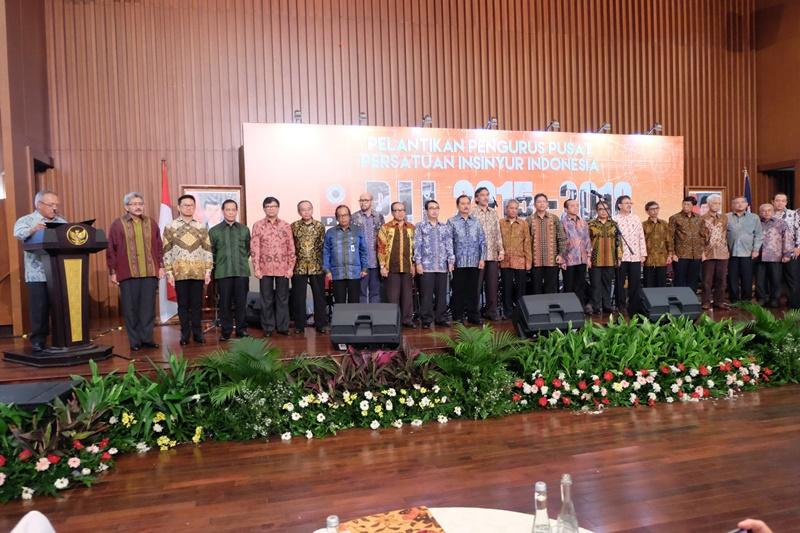 Menteri PUPR Lantik Hermanto Dardak Sebagai Ketua Umum Persatuan Insinyur Indonesia